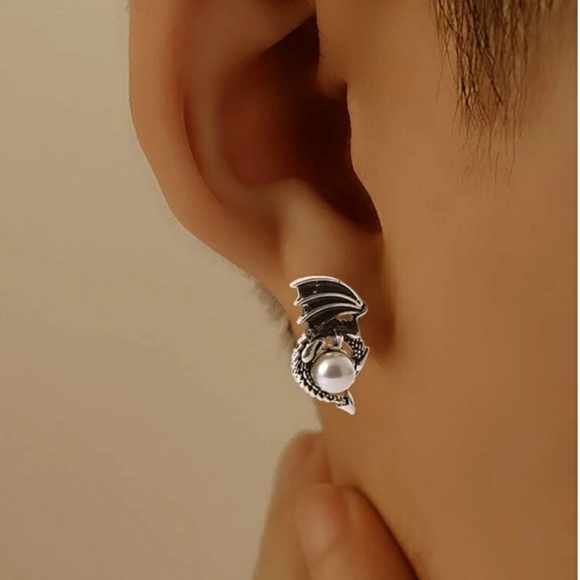 Dragon holding pearl earrings - Picture 2 of 3